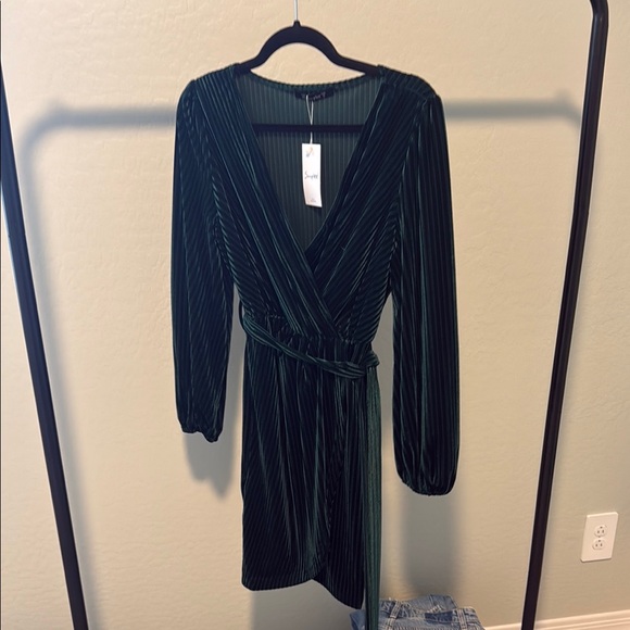 Simplee Apparel Green Bishop Sleeve Cocktail Dress - Picture 1 of 4